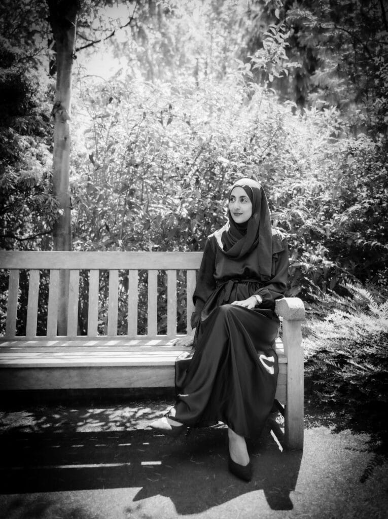 summaiya 4 bench black and white